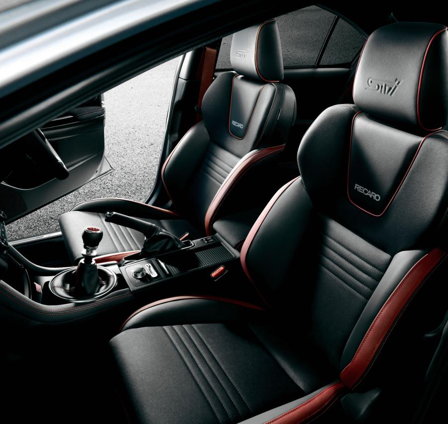 Интерьер Subaru WRX STI 2017 года  (JP) (фото 8 из 17)